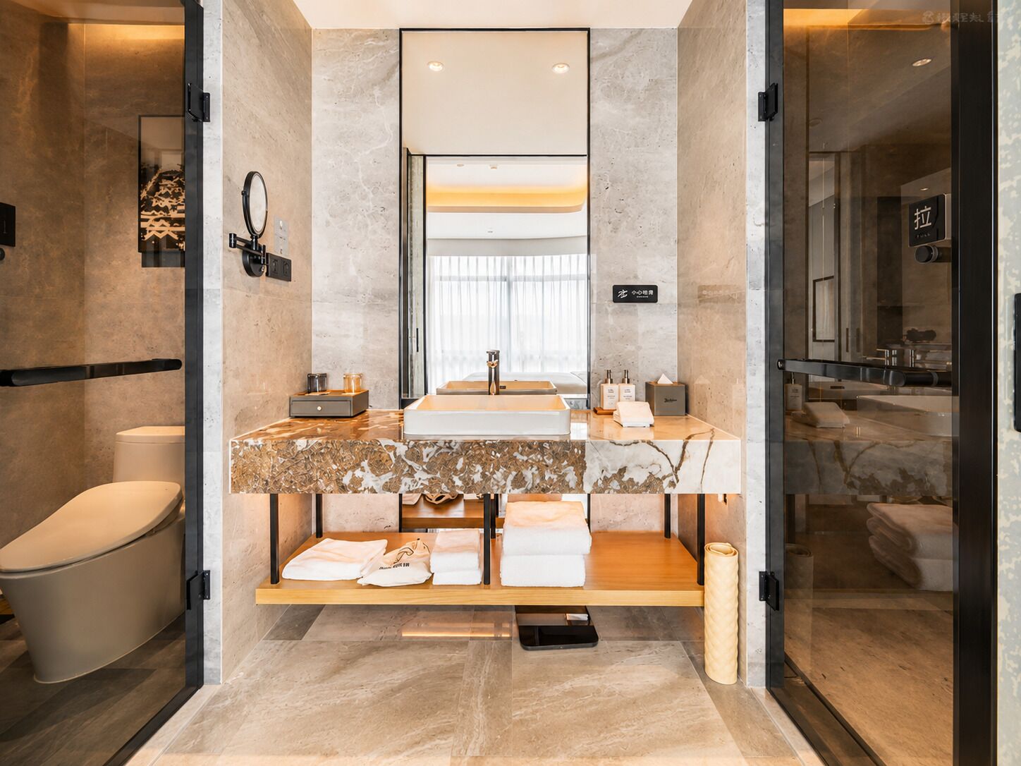 Suite – deluxe | Bad | Regndusjhode, toalettartikler (inkludert), hårføner og badekåper