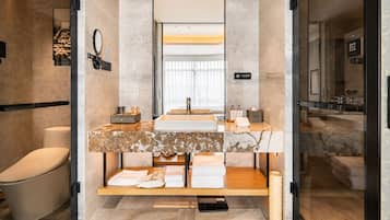 Suite – deluxe | Bad | Regndusjhode, toalettartikler (inkludert), hårføner og badekåper