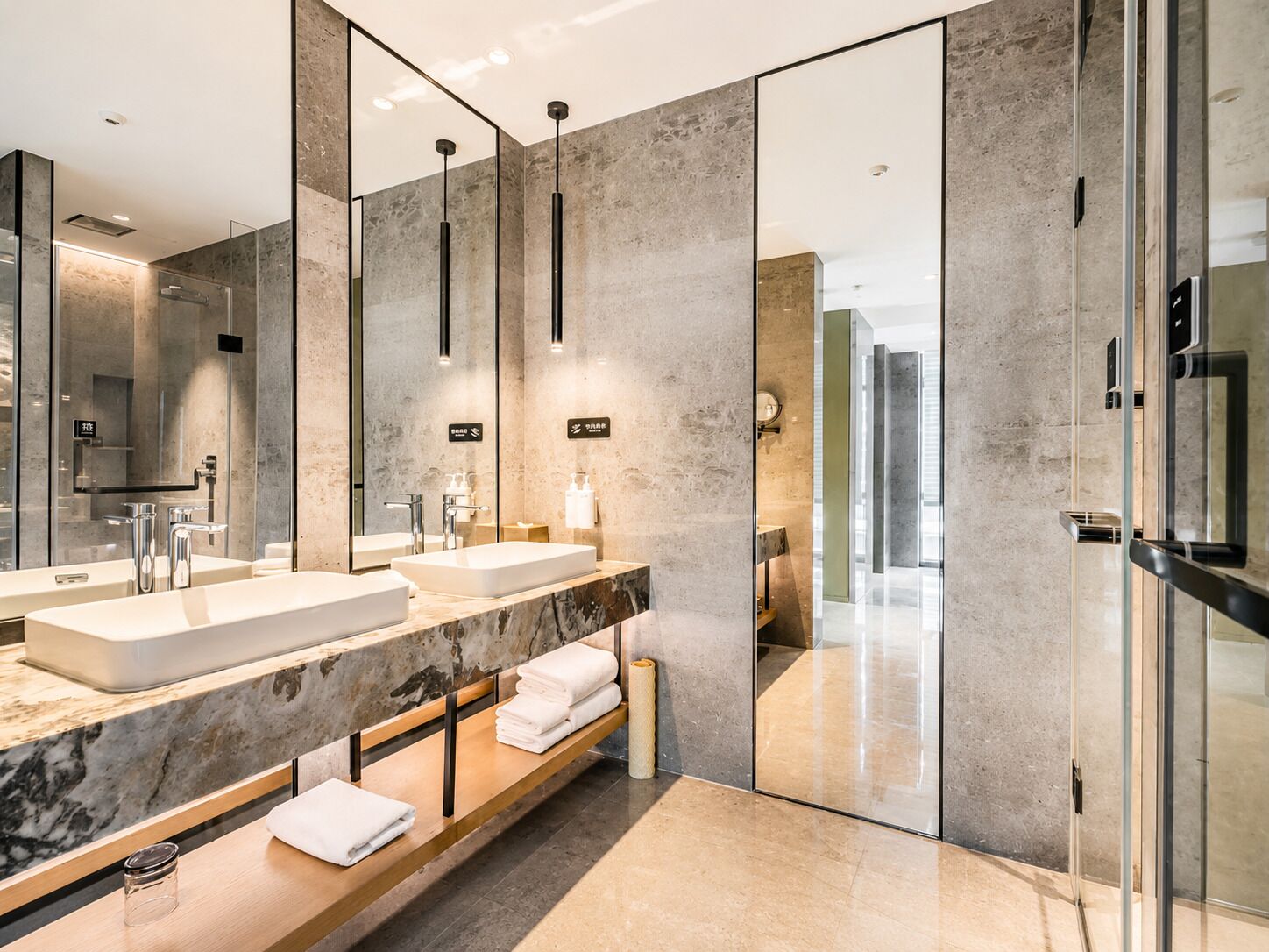 Phòng Suite Deluxe | Phòng tắm | Vòi sen phun mưa, đồ dùng nhà tắm miễn phí, máy sấy tóc 