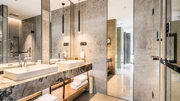 Phòng Suite Deluxe | Phòng tắm | Vòi sen phun mưa, đồ dùng nhà tắm miễn phí, máy sấy tóc