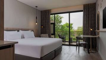 Superior Room, Non Smoking (Drakensberg Mountain View) | Minibar, in-room safe, desk, laptop workspace