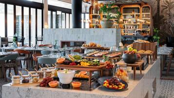 Petit déjeuner buffet servi tous les jours en supplément