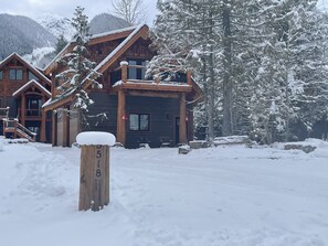 Exterior - Cozy Ski Retreat with Moutain View/Ski In Property/Hot tub/5 mins to the Lifts (Fernie)
