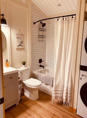 Serviettes fournies, savon, shampoing, papier toilette