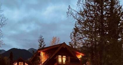 Cozy Ski Retreat with Moutain View/Ski In Property/Hot tub/5 mins to the Lifts