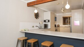 Mikrobølgeovn, ovn, kokeplater og oppvaskmaskin