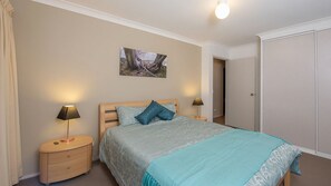 3 bedrooms, iron/ironing board, WiFi, bed sheets