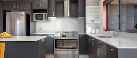Microonde, forno, piano cottura, lavastoviglie