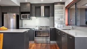 Mikrobølgeovn, ovn, kokeplater og oppvaskmaskin