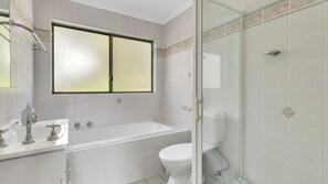 Shower, jetted tub, towels - Glacialis 6, a sunny, two-storey, north facing townhouse offering views over Lake Jindabyne (Jindabyne)