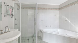 Dusch, bubbelbadkar och handdukar