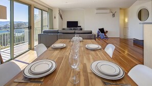 Interior - Glacialis 6, a sunny, two-storey, north facing townhouse offering views over Lake Jindabyne (Jindabyne)
