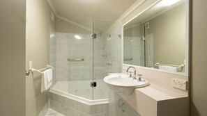 Dusche, Whirlpool, Haartrockner, Handtücher