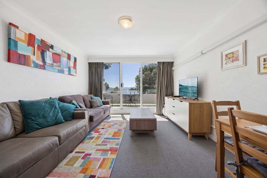 Horizons 407, Resting On The Shores Of Lake Jindabyne - Jindabyne