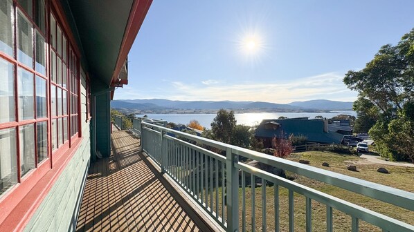 Un balcon avec vue sur un lac et des montagnes.