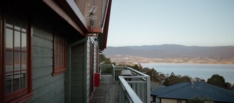 Karoonda Lodge located in Tyrolean Village and has spectacular views over Lake Jindabyne and the Sno