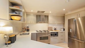 ميكروويف، فرن، موقد طهي مسطح، غسالة أطباق