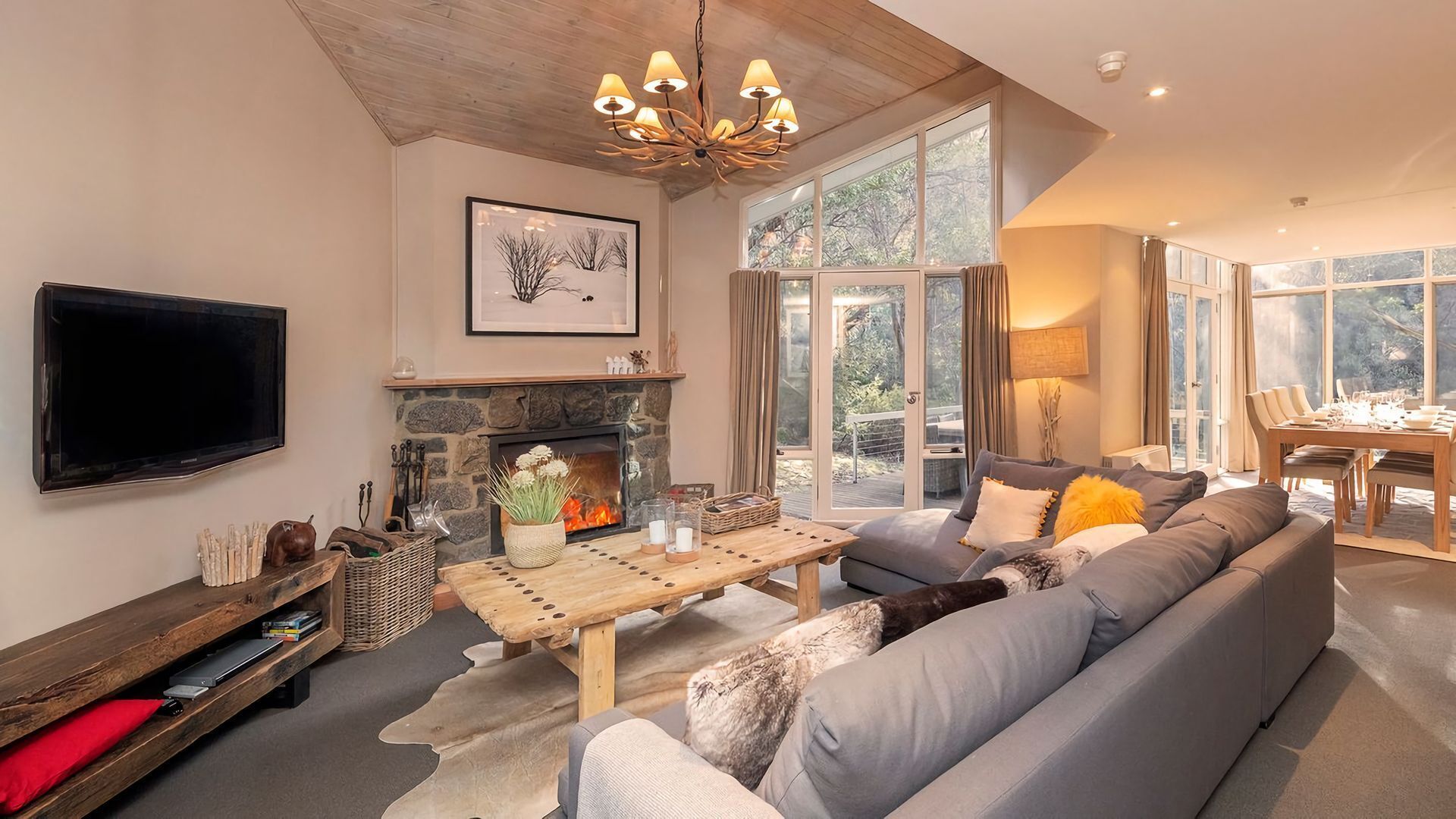 Télévision, cheminée, baby-foot