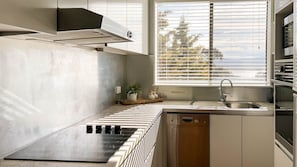 Four à micro-ondes, un four, surface de cuisson, lave-vaisselle