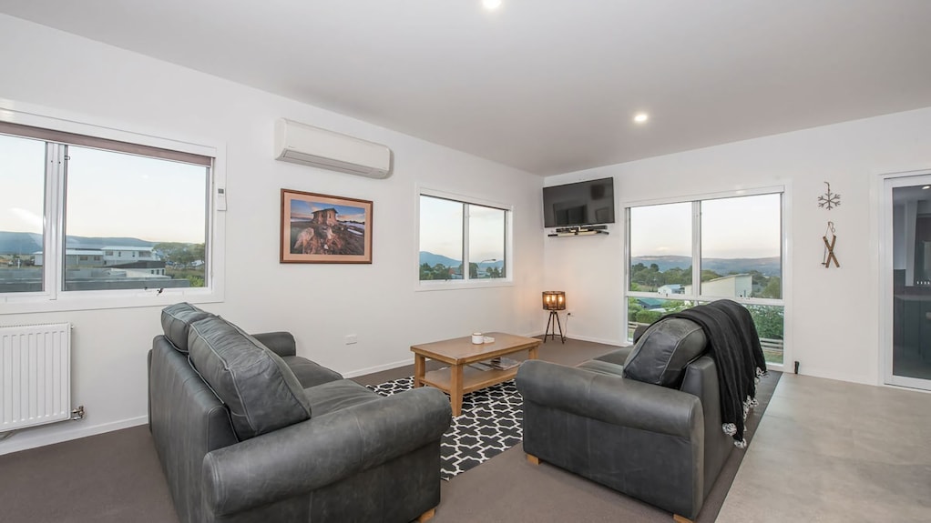 Stratton Summit 4 Features A Living Area With Large Windows And A Balcony That Let In The Light. - Jindabyne