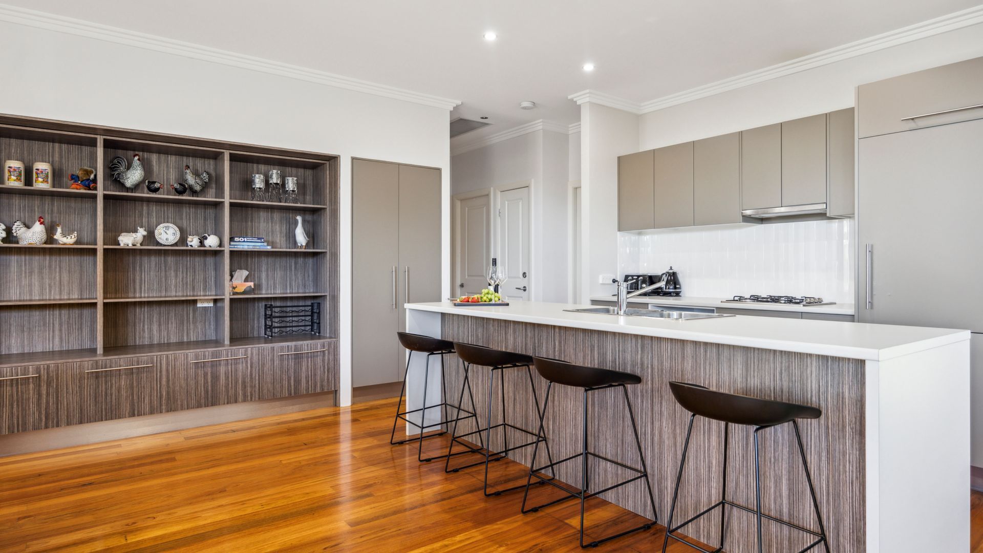 Een magnetron, een oven, een kookplaat, een vaatwasser