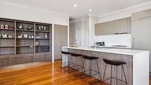 Microwave, oven, stovetop, dishwasher - Taboga is modern and spacious (Jindabyne)