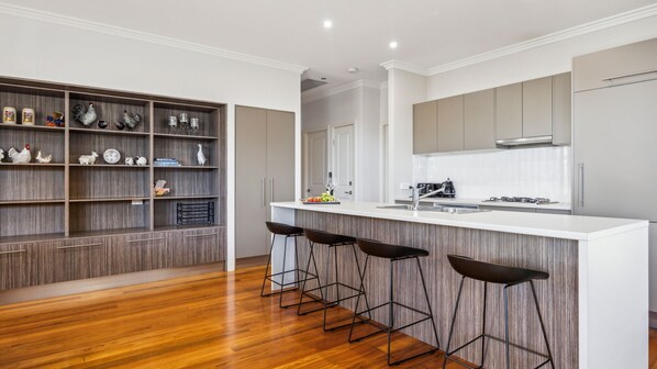 ميكروويف، فرن، موقد طهي مسطح، غسالة أطباق