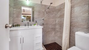 Een douche, handdoeken