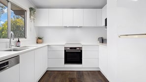 Micro-ondes, four, plaque de cuisson, lave-vaisselle