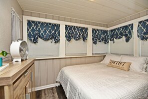 1 bedroom, iron/ironing board, WiFi, bed sheets - Adorable 1-bedroom right on the bike trail (Winter Garden)
