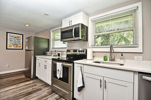 Fridge, microwave, stovetop, coffee/tea maker - Adorable 1-bedroom right on the bike trail (Winter Garden)