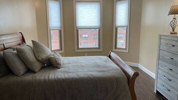 2 bedrooms, desk, WiFi