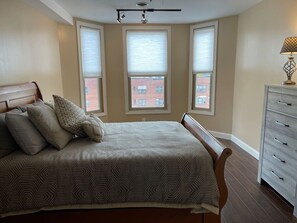 2 bedrooms, desk, WiFi