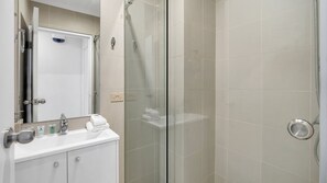 Een douche, een haardroger, handdoeken