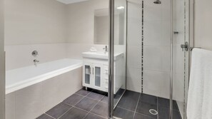 Dusche, Haartrockner, Handtücher