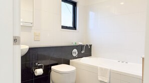 Douche, baignoire à remous, séchoir à cheveux, serviettes fournies