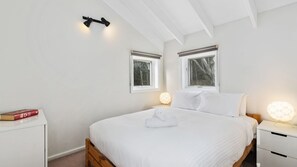 2 bedrooms, bed sheets - Byadbo 10 is a newly refurbished two-bedroom apartment in Thredbo. (Thredbo)