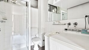 Shower, hair dryer, towels - Byadbo 10 is a newly refurbished two-bedroom apartment in Thredbo. (Thredbo)
