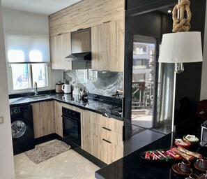 Four, plaque de cuisson, cafetière/bouilloire, blender