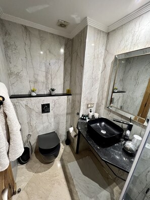 Douche, sèche-cheveux, bidet, serviettes fournies