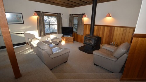 Hi Plains Garadyigan Chalet is nestled in the natural bush setting of Woodridge