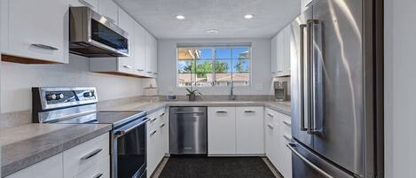 Kühlschrank, Mikrowelle, Ofen, Herdplatte