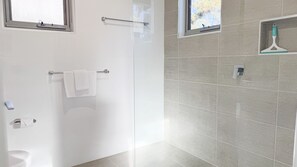 Shower, towels - Iron Bark Chalet is a spacious, deluxe one-bedroom chalet. (Crackenback)