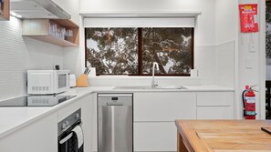 Mikrobølgeovn, ovn, kokeplater og oppvaskmaskin