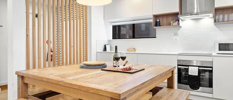 Mikrobølgeovn, ovn, kokeplater og oppvaskmaskin