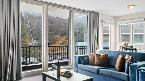 TV, fireplace, stereo