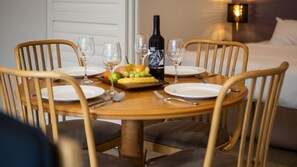 1 habitación, tabla de planchar con plancha, wifi y ropa de cama
