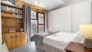 2 bedrooms, iron/ironing board, bed sheets