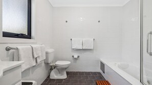 Shower, jetted tub, hair dryer, towels - Albina Chalet ideally situated in Thredbo's Crackenback Ridge. (Thredbo)