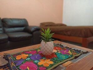 Quarto júnior | Espaço de trabalho para notebook, Wi-Fi de cortesia, roupa de cama